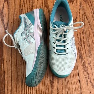 ASICS COURT SPEED FF tennis shoes in mint/silver. Size 9.5. Excellent condition.